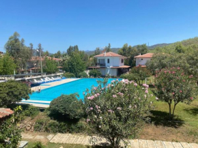 Havuzlu sitede çift verandalı rahat bir villa